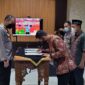Kapolres Tanjab Barat AKBP Muharman Arta, SIK Saat Memimpin Penandatanganan Pakta Integritas Penerimaan Bintara Polri 2022. FOTO : LT