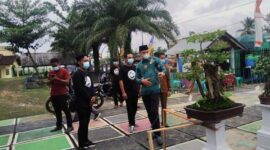 Ketua DPRD Muaro Jambi Yuli Setya Bakhti secara resmi membuka pameran bonsai di SMP Negeri 6 Sengeti, Kabupaten Muaro Jambi, Senin (20/12/21).