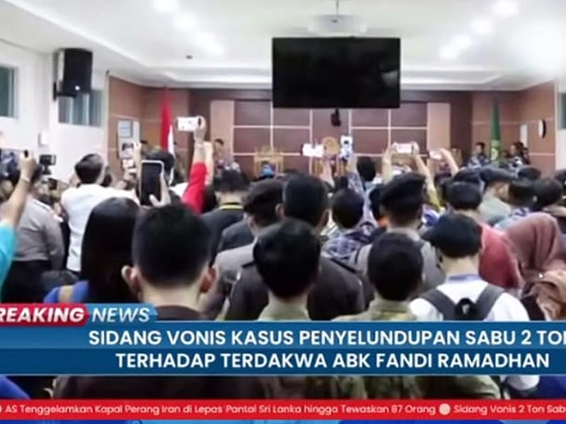 SIDANG PUTUSAN: Suasana di ruang sidang Pengadilan Negeri (PN) Batam saat Majelis Hakim membacakan vonis terhadap terdakwa Fandi Ramadhan (ABK Kapal MT Sea Dragon Tarawa), Kamis (5/3/2026). Fandi yang sebelumnya dituntut hukuman mati, akhirnya dijatuhi vonis 5 tahun penjara atas kasus penyelundupan sabu seberat hampir 2 ton. [FOTO : Tangkapan Layar Live Tribun Batam]