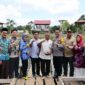 Kapolres Bungo AKBP Wahyu Bram, SH, SIK, MIK panen ikan bersama unsur Forkopimcam Jujuhan dan Jujuhan Ilir serta pihak Dusun Pulau Batu, Jumat (17/2/23). FOTO : HMS