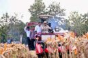 Presiden RI Prabowo Subianto (tengah, topi krem) mengoperasikan mesin pemanen (combine harvester) saat menghadiri Panen Raya Jagung Serentak Kuartal II di Kabupaten Tuban, Jawa Timur, Sabtu (16/5/2026). (FOTO : Dok. TEMPO/X)