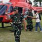 Pangdam II/Sriwijaya Mayjen TNI Hilman Hadi didampingi Danrem 042/Gapu Brigjen TNI Supriono, Patroli Udara Daerah Rawan Karhutla wilayah Kab. Muara Jambi dan Kab. Tanjab Timur, Rabu (17/5/23). FOTO : Penrem
