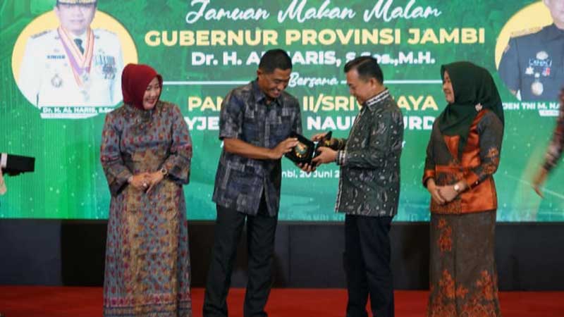 Pangdam II/Swj Mayjen TNI M. Naudi Nurdika, S.I.P., M.Si., M.Tr., (Han)  dan Gubernur Jambi, H Al Haris Saling Bertura Cinderamata di auditorium Rumah Dinas Jabatan Gubernur Jambi pada Kamis malam, (20/6/24). [FOTO : PENREM042]