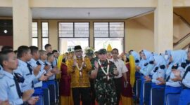 Pangdam II/Sriwijaya Mayjen TNI Hilman Hadi Saat di SMAN Titian Teras H. Abdurahman Sayoeti Jambi, Sabtu (19/11/22). FOTO : PENREM