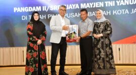 Pangdam ll/Swj Mayjen TNI Yanuar Adil dan Ibu Ketua Persit KCK PD II/Swj Ny. Nurmila Yanuar Adil Saat Serah Terima Cindeamata dengan Wali Kota Jambi Dr. H. Syarif Fasha, SE., ME dan istri Ny. Hj. Yuliana Fasha, S.E. M.Si. Ak. Ca. FOTO : PENREM