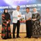 Pangdam ll/Swj Mayjen TNI Yanuar Adil dan Ibu Ketua Persit KCK PD II/Swj Ny. Nurmila Yanuar Adil Saat Serah Terima Cindeamata dengan Wali Kota Jambi Dr. H. Syarif Fasha, SE., ME dan istri Ny. Hj. Yuliana Fasha, S.E. M.Si. Ak. Ca. FOTO : PENREM