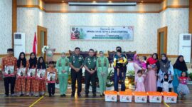 Pangdam II/Sriwijaya Mayjen TNI Hilman Hadi saat memberikan tali asih kepada anak yatim dan anak stunting di Makorem 042/Gapu, Rabu (14/9/22). FOTO : Penrem