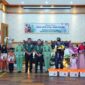 Pangdam II/Sriwijaya Mayjen TNI Hilman Hadi saat memberikan tali asih kepada anak yatim dan anak stunting di Makorem 042/Gapu, Rabu (14/9/22). FOTO : Penrem