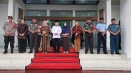 Pangdam II/Sriwijaya Mayjen TNI Agus Suhardi beserta Ketua Persit KCK PD II/Sriwijaya Ny. Shinta Agus Suhardi Turut Mendampingi Wakil Presiden RI Kunker di Jambi, Rabu (15/6/22). FOTO : Penrem