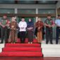 Pangdam II/Sriwijaya Mayjen TNI Agus Suhardi beserta Ketua Persit KCK PD II/Sriwijaya Ny. Shinta Agus Suhardi Turut Mendampingi Wakil Presiden RI Kunker di Jambi, Rabu (15/6/22). FOTO : Penrem
