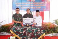 TINJAU LOKASI: Pangdam XX/TIB Mayjen TNI Arief Gajah Mada bersama Gubernur Jambi Dr. Al Haris mendengarkan paparan mengenai denah lokasi rencana lahan pembangunan Kodam baru di Desa Pondok Meja, Muaro Jambi, Jumat (22/5/2026). Peninjauan ini dilakukan usai prosesi penandatanganan BAST hibah lahan dari Pemprov Jambi kepada TNI AD. (Foto: Penrem 042/Gapu)