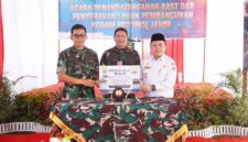 TINJAU LOKASI: Pangdam XX/TIB Mayjen TNI Arief Gajah Mada bersama Gubernur Jambi Dr. Al Haris mendengarkan paparan mengenai denah lokasi rencana lahan pembangunan Kodam baru di Desa Pondok Meja, Muaro Jambi, Jumat (22/5/2026). Peninjauan ini dilakukan usai prosesi penandatanganan BAST hibah lahan dari Pemprov Jambi kepada TNI AD. (Foto: Penrem 042/Gapu)