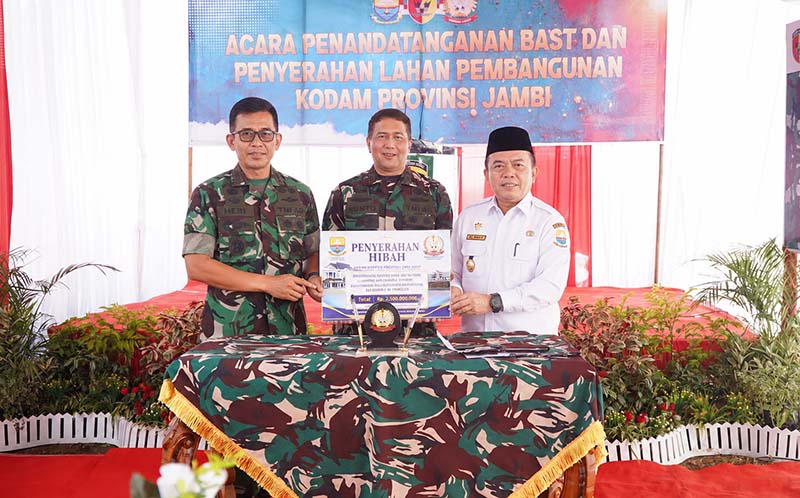 TINJAU LOKASI: Pangdam XX/TIB Mayjen TNI Arief Gajah Mada bersama Gubernur Jambi Dr. Al Haris mendengarkan paparan mengenai denah lokasi rencana lahan pembangunan Kodam baru di Desa Pondok Meja, Muaro Jambi, Jumat (22/5/2026). Peninjauan ini dilakukan usai prosesi penandatanganan BAST hibah lahan dari Pemprov Jambi kepada TNI AD. (Foto: Penrem 042/Gapu)