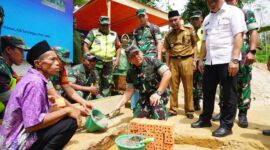 Pangdam II/Swj Mayjen TNI Hilman Hadi Letakan Batu Pertama Pembangunan RLTH milik Alifto (51) beralamat di RT. 15 Dusun Tanjungsari Desa Mekarsari Kec. Pelawan Kab. Sarolangun, Sabtu (19/11/22). FOTO : PENREM  