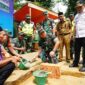 Pangdam II/Swj Mayjen TNI Hilman Hadi Letakan Batu Pertama Pembangunan RLTH milik Alifto (51) beralamat di RT. 15 Dusun Tanjungsari Desa Mekarsari Kec. Pelawan Kab. Sarolangun, Sabtu (19/11/22). FOTO : PENREM  