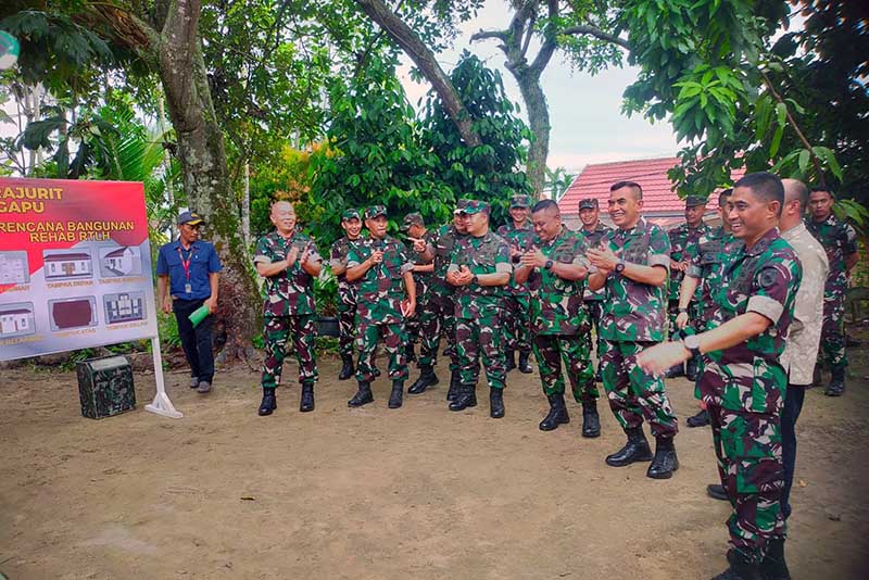 Pangdam II/Sriwijaya Mayjen TNI Naudi Nurdika pada Acara Launching Rehab RTLH Prajurit Korem 042/Gapu, Kamis (20/6/24). FOTO : [Tim Media/LT]