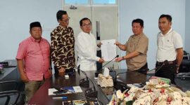 Rektor UIN STS JAmbi Prof. Su’aidi saat Menyerahkan SK Kepanitiaan Penjaringan Bakal Calon Rektor kepada panitia yang ditunjuk, Jumat (16/6/23). FOTO : Humas UIN Sutha