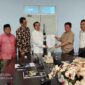 Rektor UIN STS JAmbi Prof. Su’aidi saat Menyerahkan SK Kepanitiaan Penjaringan Bakal Calon Rektor kepada panitia yang ditunjuk, Jumat (16/6/23). FOTO : Humas UIN Sutha
