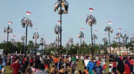 Pemerintah Provinsi Jambi mengadakan kegiatan panjat batang pinang yang diikuti oleh masyarakat dan Forkopimda, Sabtu (20/8/22). FOTO : Ist