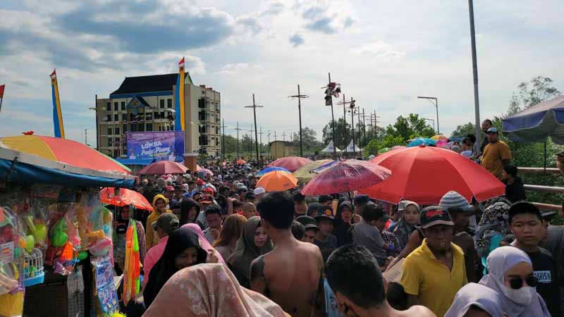 Ramainya Penonton Menyaksikan Panjat Pinang Massal HUT RI ke 77 dan HUT Kabupaten Tanjab Barat ke 57. Sabtu (13/8/22). FOTO : LT