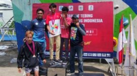 Berdiri di Podium Juara 1 (Satu) M Ihsan Atlet FPTI Tanjung Jabung Barat Peraih Medali Emas. FOTO : Ist