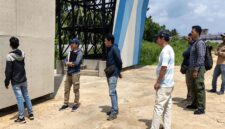 MONUMEN MATI: Kondisi proyek dinding panjat tebing Tahun Anggaran 2025 yang hingga kini hanya menjadi pajangan di kawasan Sport Center Kuala Tungkal. Meski menelan dana APBD miliaran rupiah, fasilitas ini dinyatakan gagal fungsi oleh pengurus FPTI karena cacat teknis pada panel dan lubang baut yang membahayakan atlet. (Foto: Dok. Istimewa/Delik Jambi)