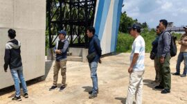 MONUMEN MATI: Kondisi proyek dinding panjat tebing Tahun Anggaran 2025 yang hingga kini hanya menjadi pajangan di kawasan Sport Center Kuala Tungkal. Meski menelan dana APBD miliaran rupiah, fasilitas ini dinyatakan gagal fungsi oleh pengurus FPTI karena cacat teknis pada panel dan lubang baut yang membahayakan atlet. (Foto: Dok. Istimewa/Delik Jambi)