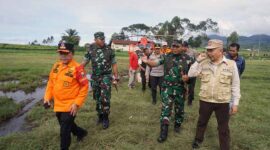 Danrem 042/Gapu Brigjen TNI Supriono pada apel gelar pasukan kesiapsiagaan bencana Erupsi Gunung Kerinci di lapangan PTPN VI Kayuaro Kab. Kerinci, Sabtu (14/01/23).