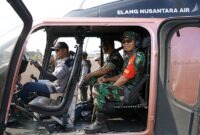 Komandan Korem 042/Garuda Putih Brigjen TNI Nyamin, S.I.P., M.M., memimpin langsung patroli udara menggunakan helikopter Elang Nusantara Air pada Minggu (19/7). (FOTO : Penrem042 Gapu)
