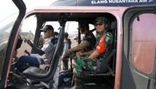 Komandan Korem 042/Garuda Putih Brigjen TNI Nyamin, S.I.P., M.M., memimpin langsung patroli udara menggunakan helikopter Elang Nusantara Air pada Minggu (19/7). (FOTO : Penrem042 Gapu)