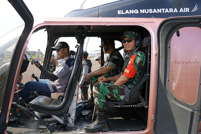 Komandan Korem 042/Garuda Putih Brigjen TNI Nyamin, S.I.P., M.M., memimpin langsung patroli udara menggunakan helikopter Elang Nusantara Air pada Minggu (19/7). (FOTO : Penrem042 Gapu)