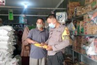 Personel Polsek Pengabuan saat melakukan dialog dengan Pedagang di Desa Parit Pudin, Jum'at (1/4/22). Dok. Polsek Pengabuan