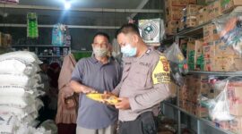 Personel Polsek Pengabuan saat melakukan dialog dengan Pedagang di Desa Parit Pudin, Jum'at (1/4/22). Dok. Polsek Pengabuan