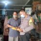 Personel Polsek Pengabuan saat melakukan dialog dengan Pedagang di Desa Parit Pudin, Jum'at (1/4/22). Dok. Polsek Pengabuan