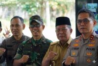 Danrem 042/Gapu Brigjen TNI Nyamin, S.I.P., M.M. (kedua dari kiri) bersama Kapolda Jambi Irjen Pol Rusdi Hartono (paling kanan) dan Wakil Gubernur Jambi H. Abdullah Sani (kedua dari kanan) saat meninjau situasi keamanan di objek wisata Kampung Radja, Jambi, Selasa (24/3/2026). Kunjungan ini memastikan kenyamanan warga selama libur Hari Raya Idul Fitri 1447 H. (Foto: Penrem 042/Gapu)
