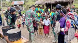 Satgas Yonif R 321/GT/13/1 Kostrad Berbagi Makanan Kepada Warga di Pedalaman Papua, Kamis (29/9/22). FOTO : Istimewa
