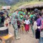Satgas Yonif R 321/GT/13/1 Kostrad Berbagi Makanan Kepada Warga di Pedalaman Papua, Kamis (29/9/22). FOTO : Istimewa