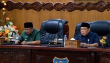 Ketua DPRD Tanjung Jabung Barat, Hamdani, S.E. (kanan), memimpin jalannya Rapat Paripurna didampingi Bupati Tanjab Barat, Drs. H. Anwar Sadat, M.Ag. (kiri), terkait agenda Penyampaian Nota Pengantar Rancangan KUA-PPAS APBD TA 2027 di Ruang Rapat Utama DPRD, Senin (20/07). (Foto: Dok. Humas DPRD)
