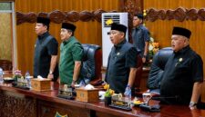 Bupati Tanjung Jabung Barat Drs. H. Anwar Sadat, M.Ag., bersama Ketua DPRD Hamdani, S.E., dan jajaran Forkopimda saat mengikuti Rapat Paripurna Penyampaian Nota Pengantar Ranperda Pertanggungjawaban Pelaksanaan APBD TA 2025 di Ruang Rapat Utama DPRD, Senin (15/6). (Foto: Dok. Prokopim Tanjab Barat)