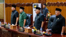 Bupati Tanjung Jabung Barat Drs. H. Anwar Sadat, M.Ag., bersama Ketua DPRD Hamdani, S.E., dan jajaran Forkopimda saat mengikuti Rapat Paripurna Penyampaian Nota Pengantar Ranperda Pertanggungjawaban Pelaksanaan APBD TA 2025 di Ruang Rapat Utama DPRD, Senin (15/6). (Foto: Dok. Prokopim Tanjab Barat)