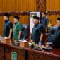 Bupati Tanjung Jabung Barat Drs. H. Anwar Sadat, M.Ag., bersama Ketua DPRD Hamdani, S.E., dan jajaran Forkopimda saat mengikuti Rapat Paripurna Penyampaian Nota Pengantar Ranperda Pertanggungjawaban Pelaksanaan APBD TA 2025 di Ruang Rapat Utama DPRD, Senin (15/6). (Foto: Dok. Prokopim Tanjab Barat)