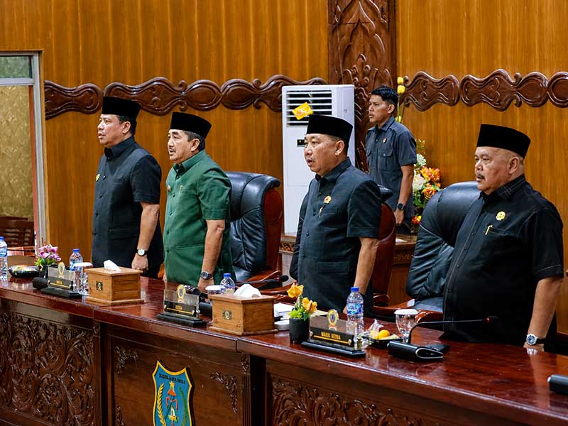Bupati Tanjung Jabung Barat Drs. H. Anwar Sadat, M.Ag., bersama Ketua DPRD Hamdani, S.E., dan jajaran Forkopimda saat mengikuti Rapat Paripurna Penyampaian Nota Pengantar Ranperda Pertanggungjawaban Pelaksanaan APBD TA 2025 di Ruang Rapat Utama DPRD, Senin (15/6). (Foto: Dok. Prokopim Tanjab Barat)