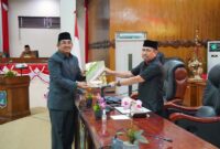 Ketua DPRD Tanjab Barat H. Abdullah, SE menerima Nota Pengantar LKPJ Bupati Tahun 2022. FOTO : Humas