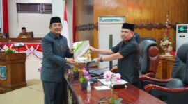 Ketua DPRD Tanjab Barat H. Abdullah, SE menerima Nota Pengantar LKPJ Bupati Tahun 2022. FOTO : Humas