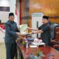 Ketua DPRD Tanjab Barat H. Abdullah, SE menerima Nota Pengantar LKPJ Bupati Tahun 2022. FOTO : Humas
