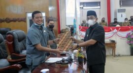 H Anwar Sadat menyerahkan Nota Pengantar LKPJ Tahun Anggaran 2021, Selasa (29/3/22). FOTO : HMS DPRD Tjb