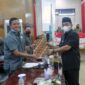 H Anwar Sadat menyerahkan Nota Pengantar LKPJ Tahun Anggaran 2021, Selasa (29/3/22). FOTO : HMS DPRD Tjb