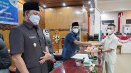 FOTO : Satria Tubagus Hermawan, SH saat Menyerahkan Dkumen Suara Fraksi PDI Perjuangan Kepada Pimpinan DPRD, Senin (26/04/21).