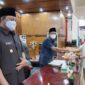 FOTO : Satria Tubagus Hermawan, SH saat Menyerahkan Dkumen Suara Fraksi PDI Perjuangan Kepada Pimpinan DPRD, Senin (26/04/21).