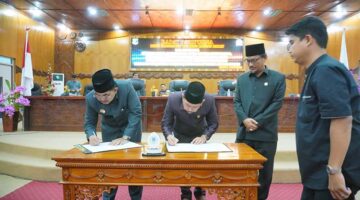 Pimpinan DPRD Tanjab Barat dan Bupati teken nota kesepakatan. FOTO : Humas
